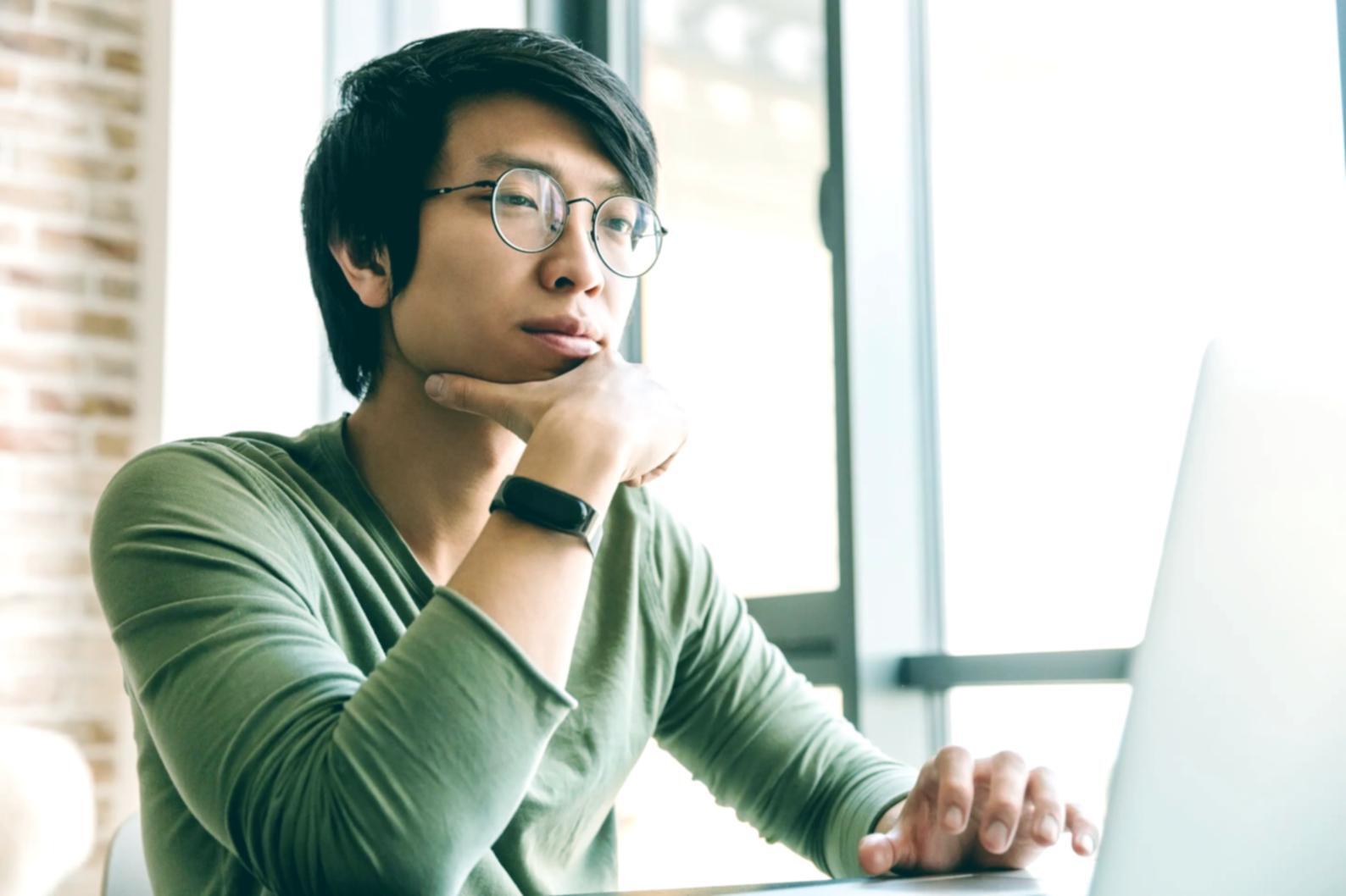 Experți în sesiune de analiză a strategiilor de link building pentru proiecte complexe